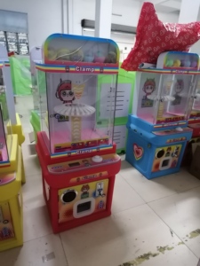 Kit de máquina de premios DIY operada con monedas para jugadores de madera, en inglés, con piezas metálicas y de peluche, para máquinas recreativas de madera - Product Image 2