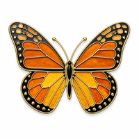 Badges métalliques personnalisés avec détails estampés, finition laiton plaqué, fixation à vis, texte personnalisé pour uniformes et événements d'entreprise