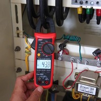 100% BARU UNI-T UT201+ Seri 400A/600A Digital Clamp Meter 600V DC/AC 75mm Lebar Jepit Tersedia Harga Bagus