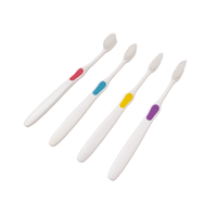 Vente en gros de brosses à dents manuelles colorées pour adultes B817, brosse à dents écologique à poils doux en PBT avec PP+TPE