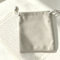 Pochette à cordon en velours gris clair personnalisée, sac de rangement pour bijoux en velours doux pour collier, bague, boucles d'oreilles, emballage cadeau de marque