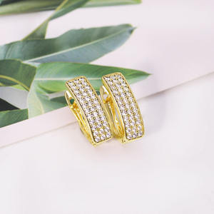 Orecchini a Cerchio E2820 in Oro con Diamanti Incastonati, Gioielli di Lusso per Uso Quotidiano - Product Image 5