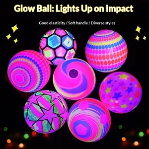 Ballon de plage lumineux LED gonflable de 9 pouces pour enfants, en caoutchouc rebondissant, qui brille dans le noir, idéal pour la <span class=keywords><strong>piscine</strong></span> - Product Image 2