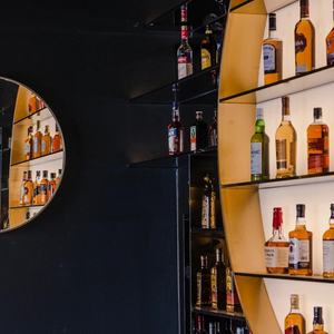 رف نبيذ أنيق وفاخر من الفولاذ المقاوم للصدأ بتصميم دائري جديد، خزانة بار متكاملة للاستخدام المنزلي أو في النوادي - Product Image 3