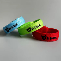 Bracelets promotionnels personnalisés à LED Bracelets en tissu lumineux à lumière vive et vibrante activés par le son pour les festivals et les fêtes