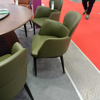 Fauteuil lounge moderne en bois courbé, structure légère en contreplaqué avec flexibilité naturelle pour usage extérieur