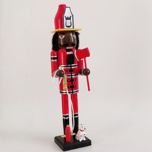 Figurine de <span class=keywords><strong>casse</strong></span>-<span class=keywords><strong>noisette</strong></span> pompier afro-américain en bois avec hydrant et chien, grande figurine de Noël de 15 pouces - Product Image 2