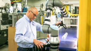 <span class=keywords><strong>Robot</strong></span> de sobremesa compacto UR3e Cobot de 3kg de carga útil Rotación de muñeca de 360 ° Fabricación ágil para tareas de PCB de montaje de luz - Product Image 2