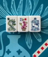 Set Ubin Mahjong Akrilik Putih Premium dengan Pola Ukiran Klasik untuk Malam Permainan Keluarga di Dalam Ruangan