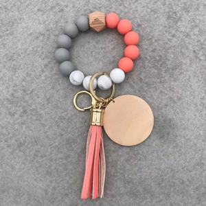 Meilleure vente 2022 : Bracelet <span class=keywords><strong>porte</strong></span>-clés en perles de silicone de qualité alimentaire, couleurs assorties, <span class=keywords><strong>avec</strong></span> <span class=keywords><strong>pompon</strong></span> et disque - Product Image 5