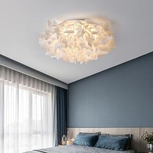 Lampe de chambre à coucher de conception italienne avec des pétales simples, chaleureux et romantiques, lampe de plafond nordique pour chambre principale, célèbre sur internet. - Product Image 5
