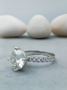 Bague de fiançailles et de mariage classique de luxe pour femme en or massif 14 carats, diamant de laboratoire VVS 2 carats, sertie à griffes, certifiée IGI - Product Image 2