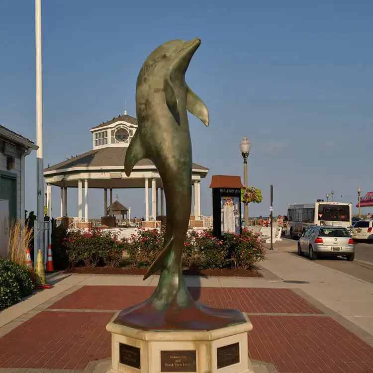 Große freiluft-stadtstraße dekoriert springende bronze-delphin-statue skulptur