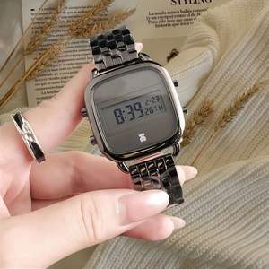 Reloj digital para mujer con caja cuadrada plateada, esfera rosa, pulsera de metal, reloj electrónico de lujo para damas, nuevo reloj de mano a la moda. - Product Image 5