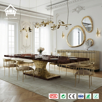 Fauteuil de luxe en velours camel avec structure sculpturale en laiton doré, mobilier sur mesure pour toute la maison, capitonné, pour villa et hôtel