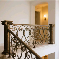 Rampe d'escalier en fer forgé noir au design moderne avec balustrade en verre pour balcon