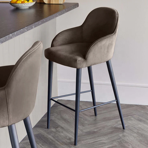 Tabourets <span class=keywords><strong>de</strong></span> <span class=keywords><strong>bar</strong></span> modernes en <span class=keywords><strong>velours</strong></span> <span class=keywords><strong>taupe</strong></span> avec accoudoirs incurvés, chaises <span class=keywords><strong>de</strong></span> <span class=keywords><strong>bar</strong></span> rembourrées avec pieds en métal noir mat et repose-pieds intégré - Product Image 2