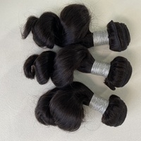 Vente en Gros Cheveux Naturels Vierge non Traités à Ondulations Souples, Courts et Bouclés, Alignés Cuticule, 100% Extensions de Cheveux Humains en Paquets