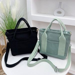 Sac fourre-tout en toile écologique personnalisé avec logo publicitaire, impression couleur sur coton, poche intégrée et motif lettres - Product Image 5