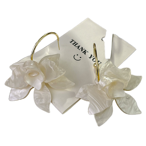 ต่างหูห้อยรูปดอกไม้สีขาวน้ำตาล ดีไซน์โบฮีเมียนทันสมัยสำหรับผู้หญิง ทำด้วยมือจากโลหะผสมสังกะสีชุบทอง เหมาะสำหรับงานปาร์ตี้ - Product Image 1