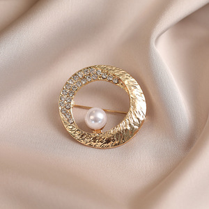 Broche ronde en perles de niche, luxe léger haut de gamme, géométrique, pour femme, simple, polyvalente, à la mode, vente en gros - Product Image 1