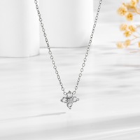 Collier pour femme exquis en zircon trèfle, avec pendentif fleur incrusté de cristaux, bijou minimaliste pour le quotidien