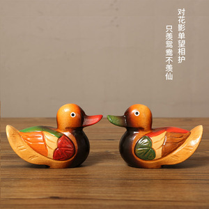 Figurines de canard mandarin en bois Master Gu, décor de couple peint dans le style chinois pour salon, chambre à coucher, meuble TV, chevet - Product Image 1