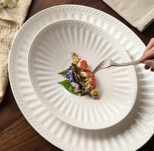 Assiettes ovales en porcelaine blanche de luxe, style romain, gaufrées, grand format 14 pouces, pour hôtels haut de gamme, idéales pour les steaks et les pâtes, avec logo personnalisé. - Product Image 3