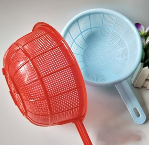 Paniers filtrants en plastique en gros avec trous de drainage, écrans de lavage ronds pour légumes et fruits de qualité alimentaire. Convient aux légumes - Product Image 1