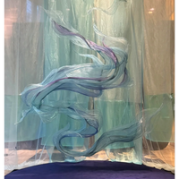 Fleurs artificielles géantes en organza de soie 3D, installation artistique faite à la main pour la décoration de la toile de fond de la cérémonie de mariage