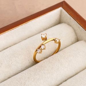 แหวนไทเทเนียมสตีลขายส่ง ดีไซน์เรขาคณิต เรียบบาง ประดับเพชร 5 เม็ด ไม่ลอก ไม่ดำ สำหรับงานหมั้น - Product Image 2