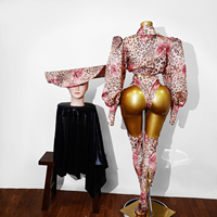 Costume de scène 4 pièces imprimé Léopard Lys, comprenant un haut court à manches bouffantes et à nouer, des culottes taille haute, des couvre-jambes et un chapeau surdimensionné