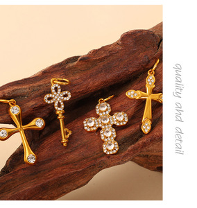 Symboles sacrés dorés |   Pendentif Clé Croix en Acier Inoxydable Plaqué Or PVD 18K avec Breloque Foi |   Imperméable, hypoallergénique et durable - Product Image 6