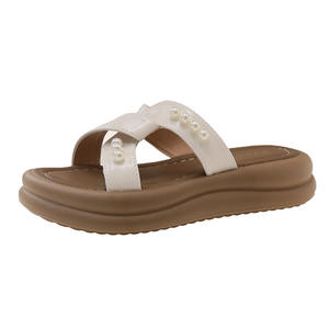 Tendances de la mode estivale : sandales à bout ouvert pour femmes, polyvalentes avec un design à lanières et une jupe résistante. - Product Image 1