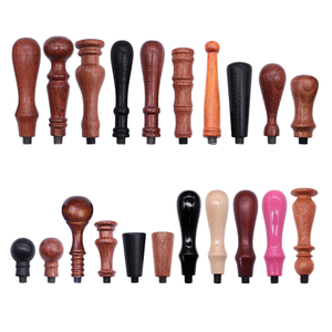 Timbre de <span class=keywords><strong>sceau</strong></span> de <span class=keywords><strong>cire</strong></span> de style rétro européen avec manche en bois décoration d'invitation de <span class=keywords><strong>mariage</strong></span> en gros directe d'usine peinture au feu - Product Image 1