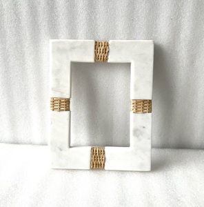 Marco de Fotos de Mármol de Lujo Hecho en India con Detalles de Ratán, Marco Decorativo para Fotos para Decoración del Hogar y la Oficina - Product Image 6