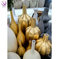 Vase en Céramique sur Pied Doré Grand et Haut, Luxe Discret Haut de Gamme, Décoration Moderne pour Salon Intérieur et Maison