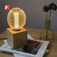 Lampe de table à base de bois nordique LED lampe de bureau minimaliste Cube lampe de nuit en bois lampe de lecture