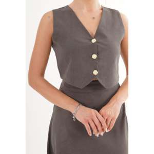 Ensemble élégant pour femme, deux pièces, sans manches, veste et jupe en satin anthracite avec boutons dorés - Product Image 1