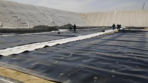 Géomembrane composite HDPE avec support géotextile, revêtement imperméable écologique pour bassins piscicoles, barrages, aménagements paysagers, lagunes et toitures - Product Image 4