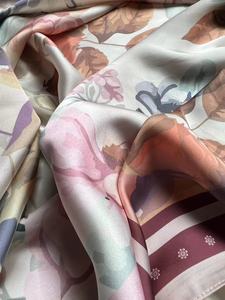 Su misura in <span class=keywords><strong>raso</strong></span> di seta stampato digitale bawal hijab/alta qualità di <span class=keywords><strong>raso</strong></span> stampato di seta bawal con cuciture per bambini - Product Image 6