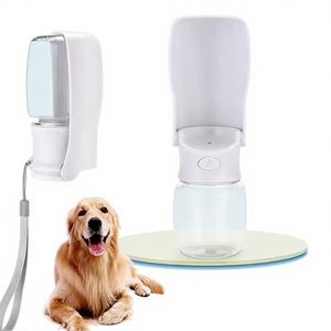 Juego de Botella y Tazón de Agua Portátil y Duradero de Plástico para Viajes con Bandeja para Perros y Gatos - Product Image 1