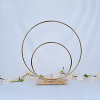 Support de couronne double rond en métal doré pour la vente en gros, support floral métallique sur pied personnalisable pour mariages et fêtes