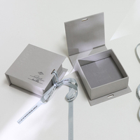 Mailand Maßgefertigte Öko-Beige-Grüne Buchförmige Magnetische Schmuckbox aus Pappe mit Samtfutter Moderne Handgemachte Luxus-Verpackung mit Band