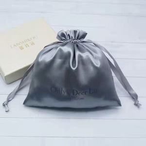 Sacs à cordon de haute qualité imprimés en soie pour perruques, sacs de rangement anti-poussière pour bijoux, pochettes en satin personnalisables en gros - Product Image 2