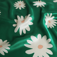 Foulard en soie personnalisé 14 Momme 55x55cm vert avec des marguerites délicates fabriqué à la main ourlet en satin léger cadeau de luxe