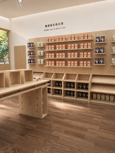Diseño Interior de Tienda de Juguetes de Lujo, Muebles Personalizados para Tienda de Regalos Pop Mart, Muebles de Exhibición de Madera Nórdica con Panel Perforado, Equipamiento para Minoristas - Product Image 1