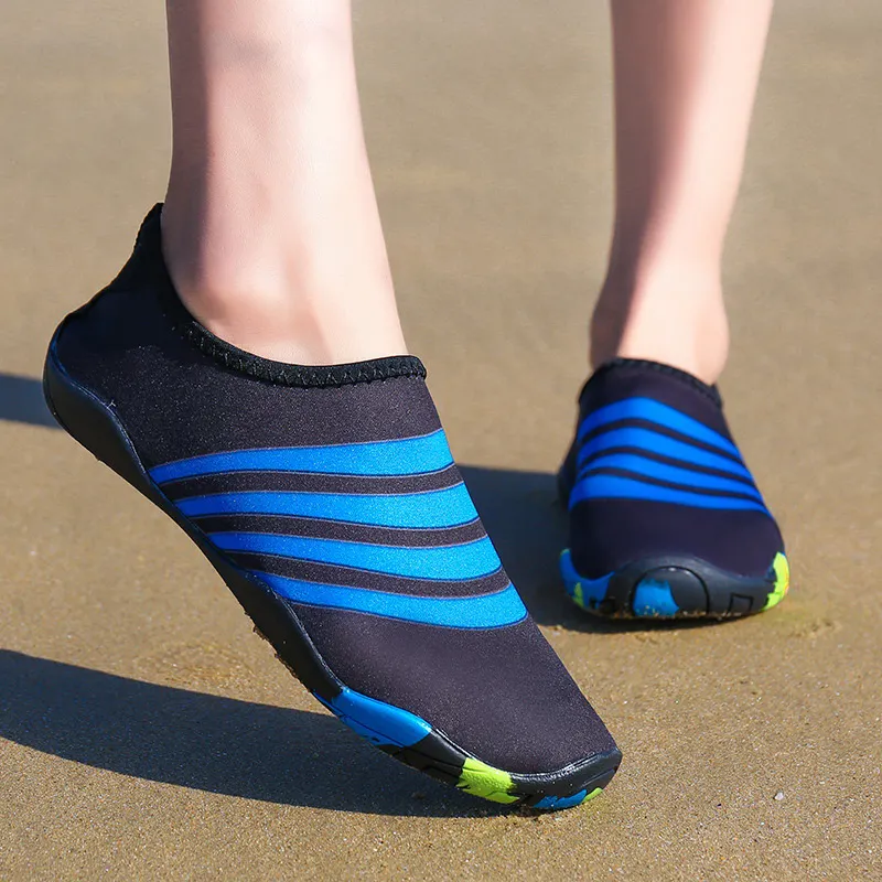 2023 calzini da acqua da nuoto da spiaggia all'aperto da uomo da donna scarpe a piedi nudi ad asciugatura rapida scarpe da acqua per il surf esercizio in piscina Yoga
