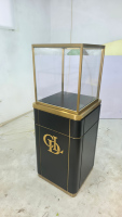 Vitrine à bijoux haut de gamme en verre trempé noir et or avec éclairage LED, écologique, étanche, taille personnalisable, pour centre commercial YIZHAN