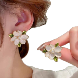 Pendientes de tuerca elegantes de estilo francés con flor de gardenia de aleación de imitación de perla, estilo bosque para mujer, con engaste de bisel de oro de 18K - Product Image 1